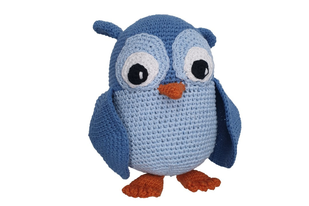 Búho amigurumi azul.