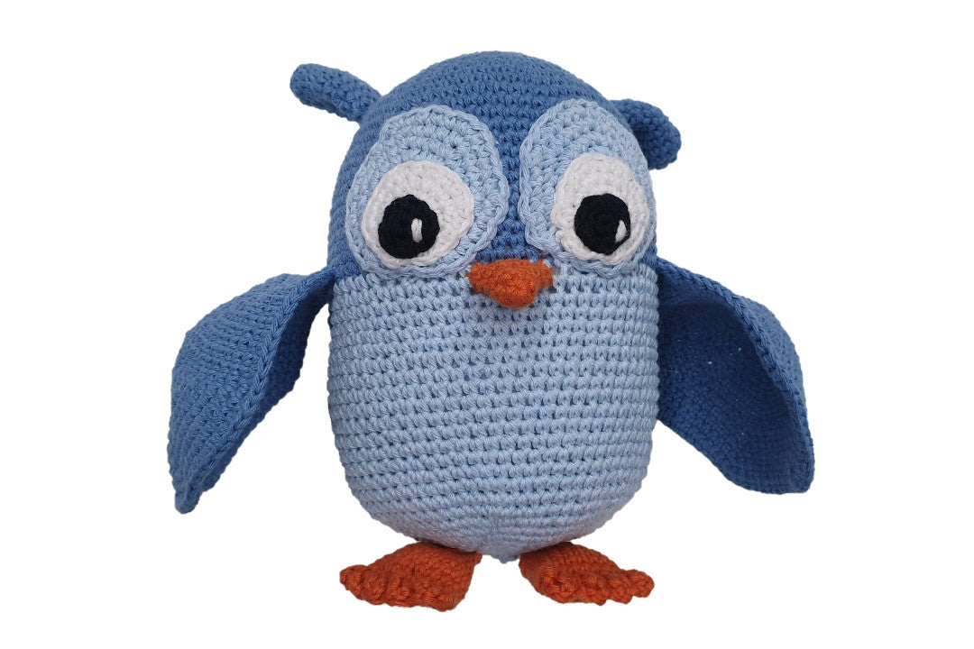 Búho amigurumi azul.