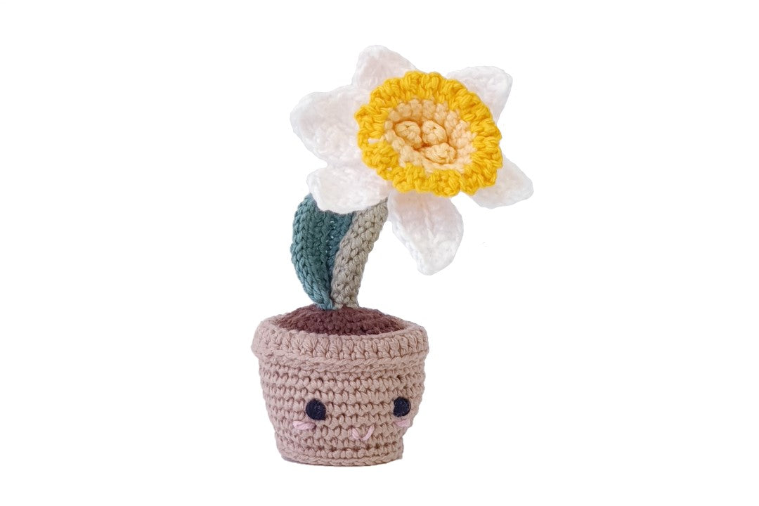 Flor amigurumi blanca y amarilla.