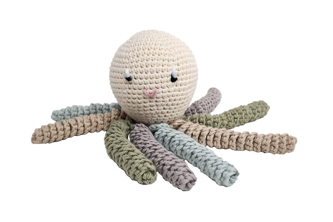Pulpo amigurumi en tonos neutros