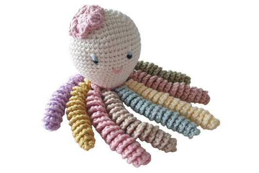 Pulpo de crochet para recién nacido multicolor en tonos pastel con flor rosa palo.