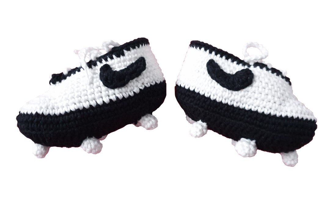 Botitas de futbol de crochet.