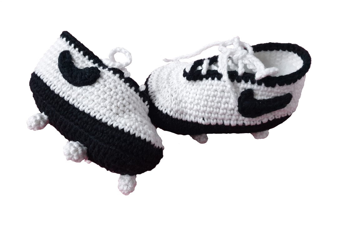Botitas de futbol de crochet.