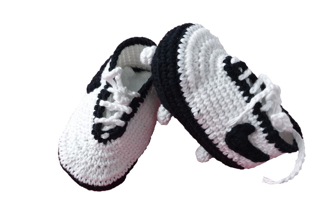 Botitas de futbol de crochet.