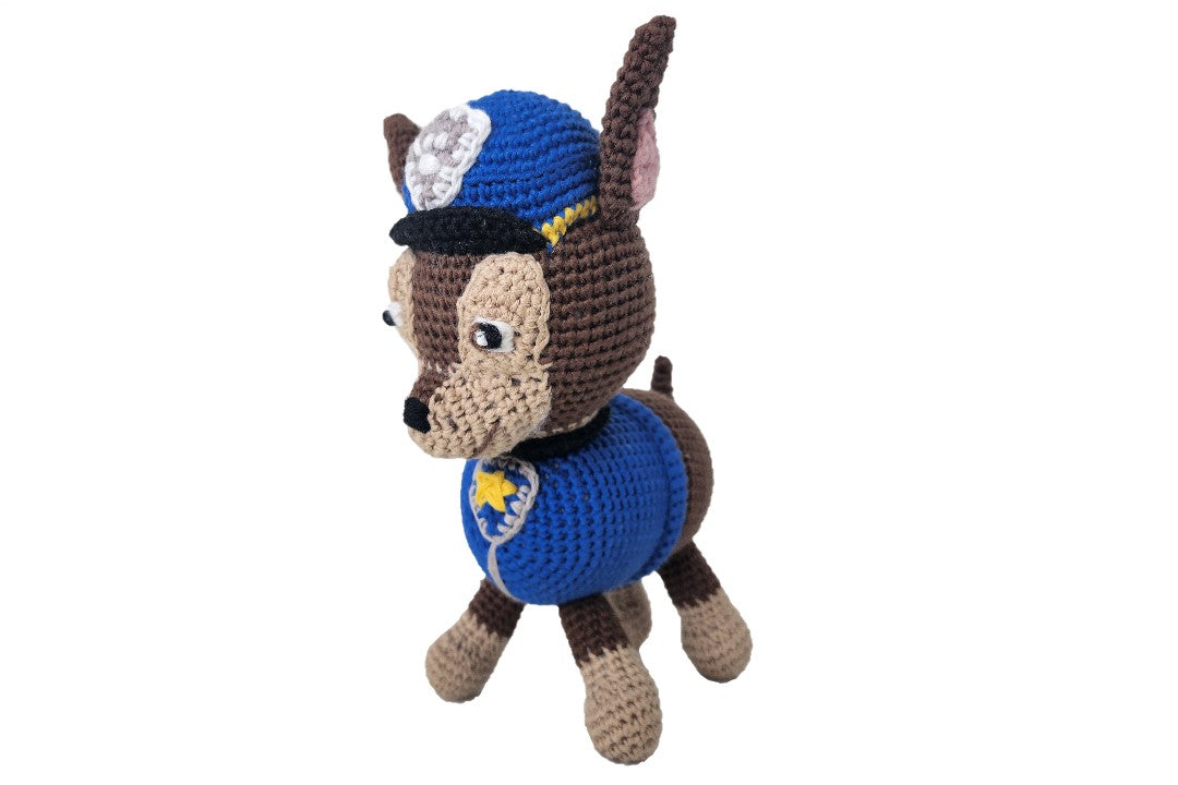 Amigurumi inspirado en Chase, de la Patrulla Canina.