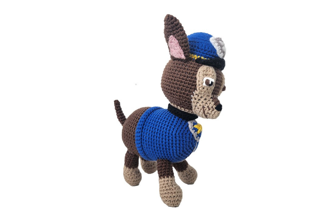 Amigurumi inspirado en Chase, de la Patrulla Canina.